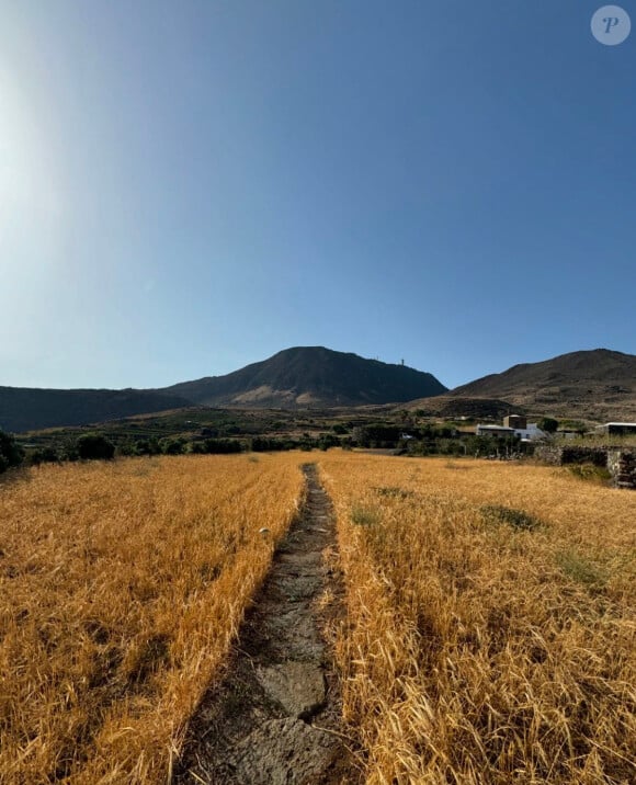 Promenades dans les champs, balades en bateau... L'île volcanique est un vrai coin de paradis !
Le séjour de Dimitri Rassam chez sa mère Carole Bouquet, sur l'île de Pantelleria, en Italie. Crédit : Instagram