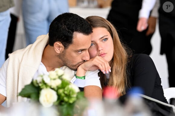 Et ces deux-là ne se cachent plus du tout !
Exclusif - Diego El Glaoui avec sa nouvelle compagne Maxime Teissier, Miss Languedoc 2023 dans l'Espace VIP lors de la 10ème édition du "Longines Paris Eiffel Jumping" à la Plaine de Jeux de Bagatelle à Paris, France, le 22 juin 2024. © Perusseau-Veeren/Bestimage