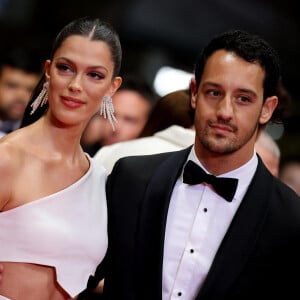 Diego El Glaoui a assurément tourné la page Iris Mittenaere.
Iris Mittenaere et son fiancé Diego El Glaoui - Montée des marches du film " Le retour (Homecoming) " lors du 76ème Festival International du Film de Cannes, au Palais des Festivals à Cannes. © Jacovides-Moreau / Bestimage