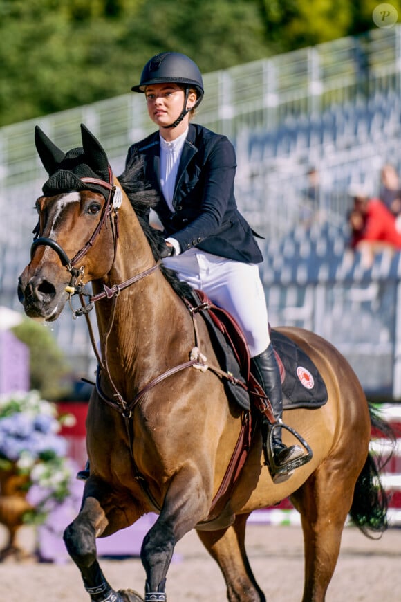 Maxime Teissier (Miss Languedoc 2023) sur History au prix Wayden pour Hope lors de la 10ème édition du "Longines Paris Eiffel Jumping" à la Plaine de Jeux de Bagatelle à Paris, France, le 23 juin 2024est une cavalère émérite. © Perusseau-Veeren/Bestimage 