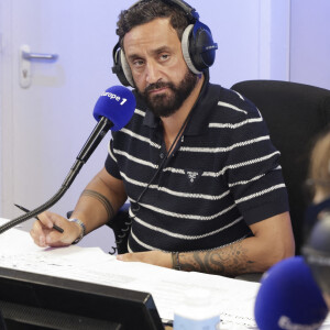 Exclusif - Cyril Hanouna - C.Hanouna avec ses chroniqueurs G.Maillet, E.Naulleau, G.Le Bret, V.Benaim, R.Aabou, et les invités du jour, P.Praud, M.Vallet, E.Zemmour et M.Valls, aux commandes de l'émission "On Marche Sur La Tête" diffusée en direct sur les ondes de radio Europe 1, à Paris, France, le 17 juin 2024. © Jack Tribeca/Bestimage