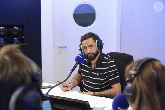 Exclusif - Cyril Hanouna - C.Hanouna avec ses chroniqueurs G.Maillet, E.Naulleau, G.Le Bret, V.Benaim, R.Aabou, et les invités du jour, P.Praud, M.Vallet, E.Zemmour et M.Valls, aux commandes de l'émission "On Marche Sur La Tête" diffusée en direct sur les ondes de radio Europe 1, à Paris, France, le 17 juin 2024. © Jack Tribeca/Bestimage