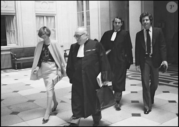 Joe Dassin et sa femme Christine au tribunal après leur divorce.