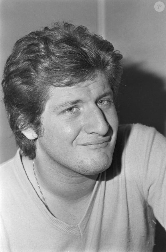 Archives - En France, rendez-vous avec Patrick SEBASTIEN, à son domicile, imitant le chanteur JOE DASSIN. Le 29 novembre 1979 © Alain Canu via Bestimage