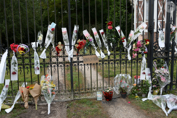 Illustration au domaine de Douchy après l'annonce de la mort de Alain Delon le 18 août 2024.