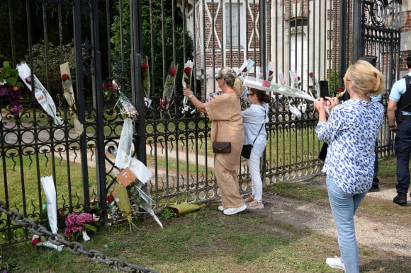 Illustration au domaine de Douchy après l'annonce de la mort de Alain Delon le 18 août 2024.