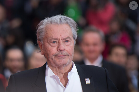 Alain Delon (Palme d'Or d'Honneur du 72ème festival de Cannes avec un badge Paris Match d'une ancienne couverture du magazine titrant "Alain Delon, mes deux amours, Rosalie et Anouchka) - Montée des marches du film "A Hidden Life" lors du 72ème Festival International du Film de Cannes. Le 19 mai 2019 