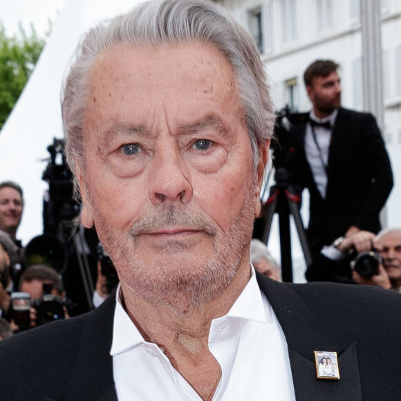 Mais l'acteur, fou de son berger malinois avait déclaré qu'il voulait le voir être euthanasié s'il devait mourir avant lui afin que son animal ne se laisse pas mourir.
Alain Delon (avec un badge Paris Match d'une ancienne couverture du magazine titrant "Alain Delon, mes deux amours, Rosalie et Anouchka) - Montée des marches du film "A Hidden Life" lors du 72ème Festival International du Film de Cannes. Le 19 mai 2019 © Jacovides-Moreau / Bestimage 