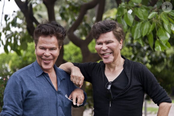 Les écrivains français et les personnalités de la télévision Igor et Grichka Bogdanoff sont photographiés avec leur nouveau livre 'La Pensée de Dieu' pendant le Festival du livre de Nice 2012 à Nice, France, le 10 juin 2012. Photo par Patrice Masante/ABACAPRESS.COM