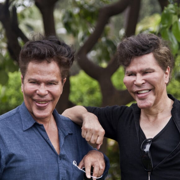 Les écrivains français et les personnalités de la télévision Igor et Grichka Bogdanoff sont photographiés avec leur nouveau livre 'La Pensée de Dieu' pendant le Festival du livre de Nice 2012 à Nice, France, le 10 juin 2012. Photo par Patrice Masante/ABACAPRESS.COM