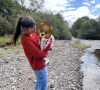 La chanteuse a posté une photo en compagnie de son petit garçon qui aura un an en décembre prochain.
Clara Luciani photographiée en Ecosse avec son fils lors de leurs vacances en famille.