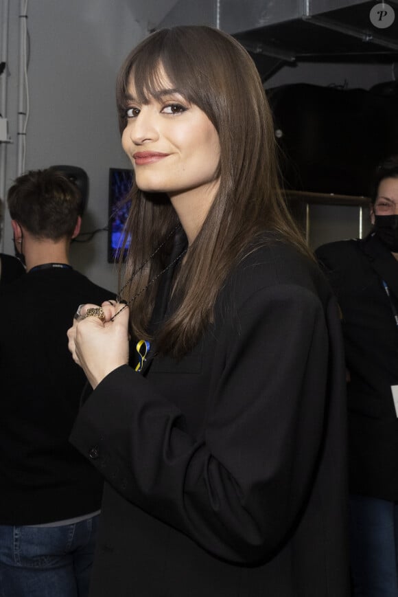 Exclusif - Clara Luciani - Backstage de l'émission spéciale "Unis pour l'Ukraine" à la Maison de la Radio et de la Musique, diffusée en direct sur France 2 et présentée par Nagui et Leïla.Kaddour à Paris le 8 mars 2022. © Cyril Moreau / Jack Tribeca / Bestimage 