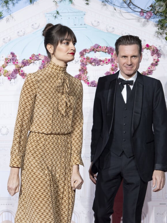 Le couple a officialisé sa relation en 2020 alors que les rumeurs n'avaient cessé d'enfler. 
Mariage - Clara Luciani s'est mariée en Ecosse - Clara Luciani et son compagnon Alex Kapranos - Photocall du 40ème Gala de Charité AROP (Association pour le Rayonnement de l'Opéra de Paris) à l'Opera Garnier à Paris le 27 février 2020. © Pierre Perusseau/Bestimage