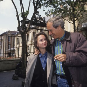 Mais aujourd'hui, qu'importe le passé, ce sont de doux souvenir qui demeurent pour tous ses enfants
Archives - En France, à Paris Patrice Laffont avec sa fille Axelle, la tenant par le cou © Alain Canu via Bestimage