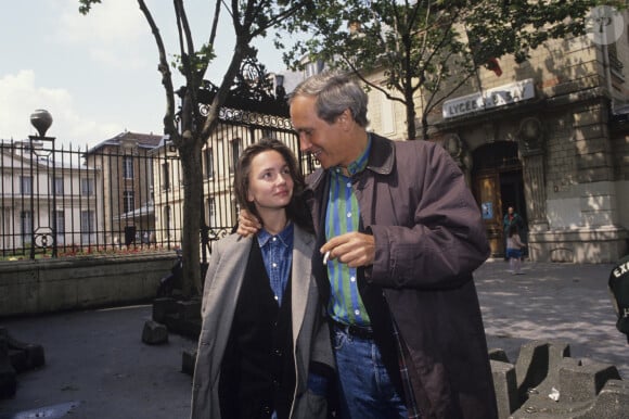 Mais aujourd'hui, qu'importe le passé, ce sont de doux souvenir qui demeurent pour tous ses enfants
Archives - En France, à Paris Patrice Laffont avec sa fille Axelle, la tenant par le cou © Alain Canu via Bestimage