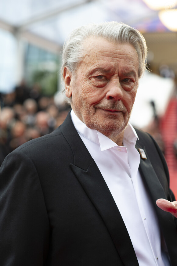 Exclusif - Alain Delon (avec un badge Paris Match d'une ancienne couverture du magazine titrant "Alain Delon, mes deux amours, Rosalie et Anouchka) - Arrivée des people à la montée des marches du film "A Hidden Life" lors du 72ème Festival International du Film de Cannes, le 19 mai 2019.