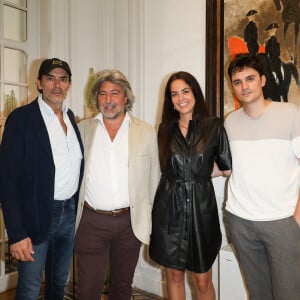 Anthony Delon, Anouchka Delon et Alain-Fabien Delon ont dévoilé que l'horaire de la cérémonie n'est pas celui communiqué par Pascal Praud ce matin. 
Exclusif - Anthony Delon, Arnaud Cornette de Saint Cyr, Anouchka Delon et Alain-Fabien Delon au cocktail à l'issue de la conférence de presse pour la vente de la collection Alain Delon chez Bonhams Cornette de Saint Cyr à Paris le 19 juin 2023. © Coadic Guirec/Bestimage 