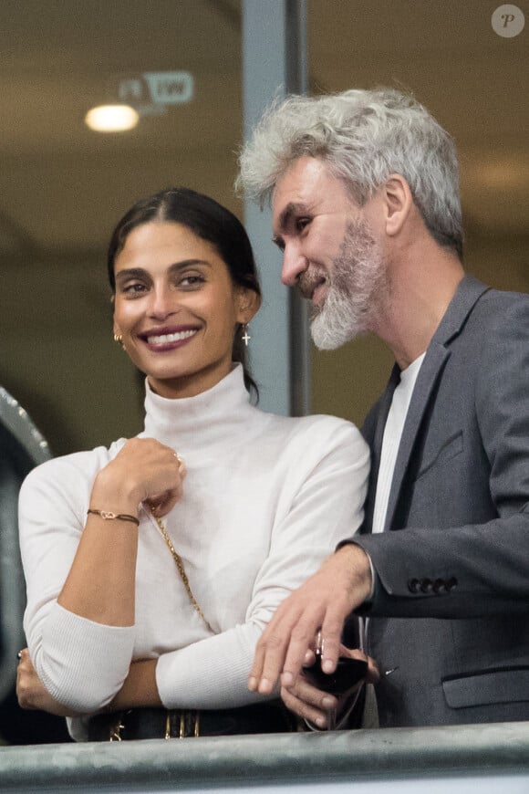 "Très heureuse", elle ne quittera pas les plateaux télé tout de suite et compte bien revenir après.
Tatiana Silva dans les tribunes lors du match de qualification pour l'Euro2020 "France - Turquie (1-1)" au Stade de France. Saint-Denis, le 14 octobre 2019. © Cyril Moreau/Bestimage 