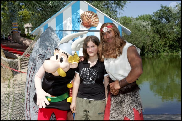 En 2005, elle sortait "Un monde parfait", qui a rencontré un succès phénoménal et battu des records qui tiennent encore aujourd'hui...
Ilona Mitrecey au Parc Astérix en juin 2006