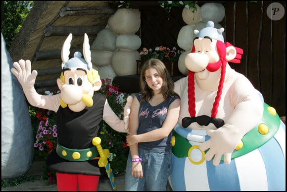 Ilona décidé de se retirer totalement de la scène en 2007.
Ilona Mitrecey au Parc Astérix en juin 2006.