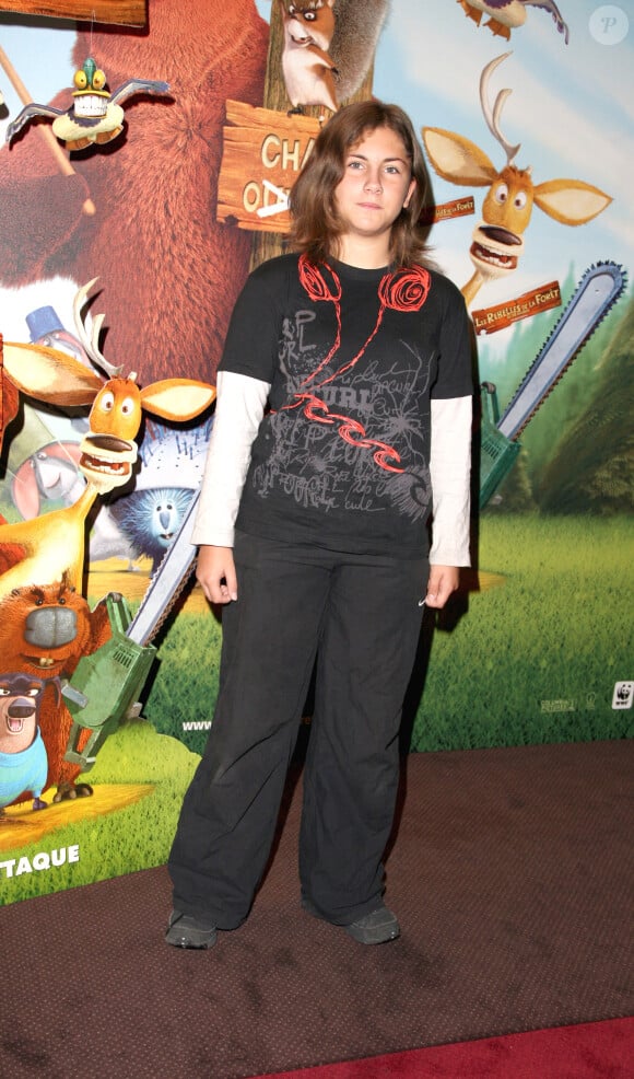 Après avoir beaucoup voyagé et étudié, elle a décidé de se lancer dans le cinéma.La chanteuse française Ilona arrive à la première française du film 'Les rebelles de la Foret' au théâtre Marigny à Paris, France, le 8 octobre 2006. Photo by Denis Guignebourg/ABACAPRESS.COM