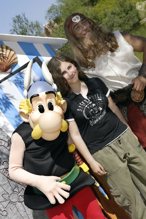 La chanteuse française Ilona Mitrecey assiste à la nouvelle attraction "Les vikings débarquent" au Parc Astérix à Plailly près de Paris, France, le 17 juin 2006. Photo par Edouard Bernaux/ABACAPRESS.COM