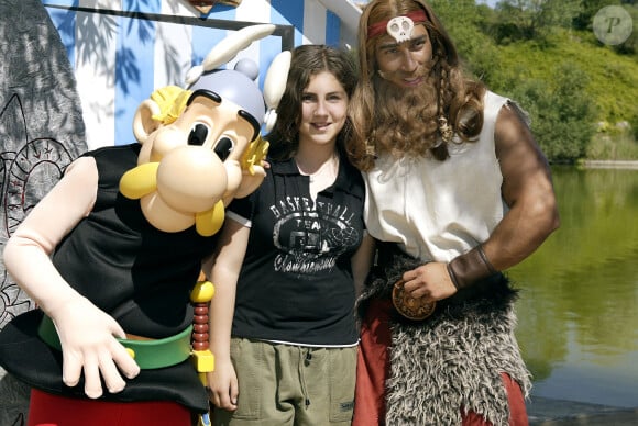 La chanteuse française Ilona Mitrecey assiste à la nouvelle attraction "Les vikings débarquent" au Parc Astérix à Plailly près de Paris, France, le 17 juin 2006. Photo par Edouard Bernaux/ABACAPRESS.COM