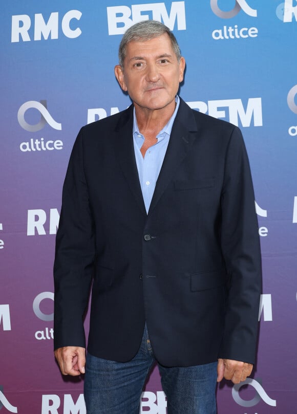 Pour pallier au départ d'Yves Calvi, BFMTV lancera deux nouveaux rendez-vous en soirée
Yves Calvi lors de la conférence de presse de rentrée BFM TV. - RMC du groupe Altice France à Paris, France, le 31 août 2023