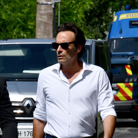 Anthony Delon et son demi-frère Alain-Fabien découvrent les hommages devant les grilles de la propriété de Douchy, quelques heures avant les obsèques de leur père, A.Delon, le 24 août 2024. Décédé le 18 août 2024, l'acteur a rendu son dernier souffle, entouré des siens dans sa propriété de Douchy, où il sera inhumé, le 24 août 2024 vers 17 heures dans une chapelle, construite il y a une vingtaine d'années.
