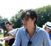 Des témoins disent que Alain-Fabien semblait un peu perdu à côté de son grand-frère.
Anthony Delon et son demi-frère Alain-Fabien découvrent les hommages devant les grilles de la propriété de Douchy, quelques heures avant les obsèques de leur père, A.Delon, le 24 août 2024. Décédé le 18 août 2024, l'acteur a rendu son dernier souffle, entouré des siens dans sa propriété de Douchy, où il sera inhumé, le 24 août 2024 vers 17 heures dans une chapelle, construite il y a une vingtaine d'années.
