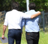 Ce dernier a d'ailleurs eu un geste fort pour Alain-Fabien Delon, n'hésitant pas à le prendre dans ses bras.
Anthony Delon et son demi-frère Alain-Fabien découvrent les hommages devant les grilles de la propriété de Douchy, quelques heures avant les obsèques de leur père, A.Delon, le 24 août 2024. Décédé le 18 août 2024, l'acteur a rendu son dernier souffle, entouré des siens dans sa propriété de Douchy, où il sera inhumé, le 24 août 2024 vers 17 heures dans une chapelle, construite il y a une vingtaine d'années.
