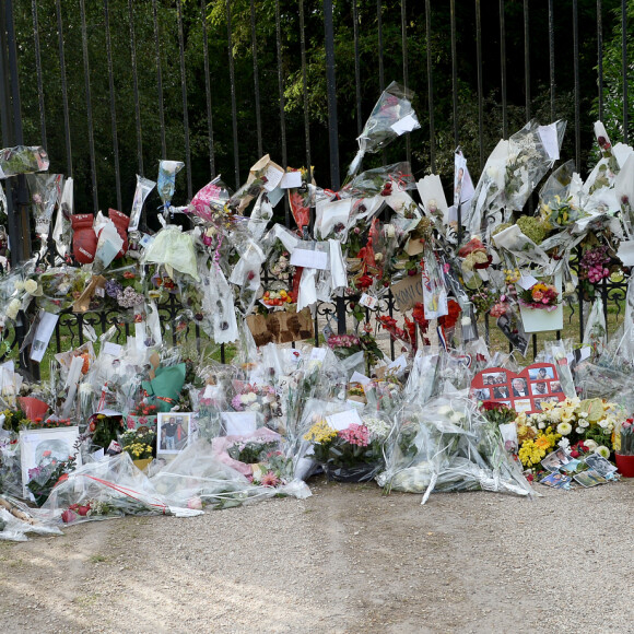 Fleurs et messages déposés par les fans devant la propriété d'Alain Delon à quelques heures des obsèques de l'acteur qui auront lieu dans la chapelle à l'intérieur de sa propriété à Douchy-Montcorbon le 24 août 2024.l inside his property in Douchy-Montcorbon on August 24, 2024.