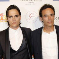 Le geste fort d'Anthony Delon devant le portail de Douchy envers Alain-Fabien, des témoins racontent