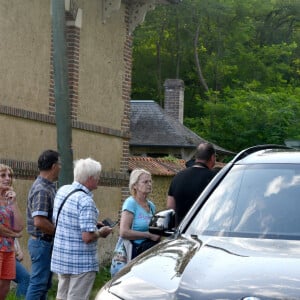 Anouchka Delon et son mari Julien Dereims à la sortie de la propriété de Douchy-Montcorbon après les obsèques d'Alain Delon le 24 août 2024. 4.
