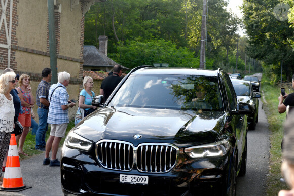 Anouchka Delon et son mari Julien Dereims à la sortie de la propriété de Douchy-Montcorbon après les obsèques d'Alain Delon le 24 août 2024. 4.