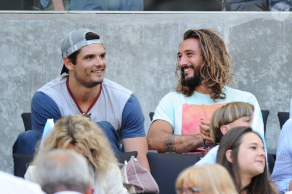 Florent Manaudou et Jeremy Frérot (compagnon de L. Manaudou) assistent à la demi-finale du Top 14 "Clermont - Racing 92" au stade Vélodrome à Marseille, le 27 mai 2017.