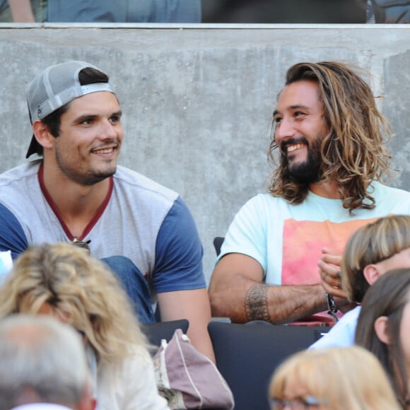 Florent Manaudou et Jeremy Frérot (compagnon de L. Manaudou) assistent à la demi-finale du Top 14 "Clermont - Racing 92" au stade Vélodrome à Marseille, le 27 mai 2017.