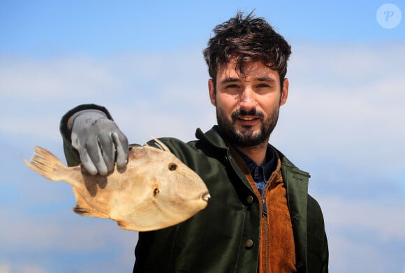 Exclusif - Le chanteur Jérémy Frérot, mari de L. Manaudou, accompagné d'une trentaine de bénévoles, a décidé cette année de lancer une opération de nettoyage de plages, "Initiatives oceanes" animée et dirigée par lui-même. Avec l'aide de Surfrider il a lancé cette collecte sur une de ses plages préférées depuis son enfance ici, entre Arcachon et les Landes le 3 Mai 2019. Il a fait une pause dans sa tournée pour organiser cette action et il etait seul, sans Laure, pour ce combat. Les Initiatives Océanes sont des nettoyages de plages, lacs, rivières et fonds marins partout dans le monde. Ces collectes de déchets sont organisées par des bénévoles grâce à l'accompagnement de Surfrider Foundation Europe. © Patrick Bernard/ Bestimage