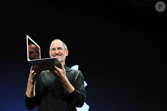 Steve Jobs, directeur général d'Apple, dévoile un nouveau MacBook Air lors du salon Macworld 2008 à San Francisco, en Californie, le 15 janvier 2008. (Photo Koichi Mitsui/AFLO)