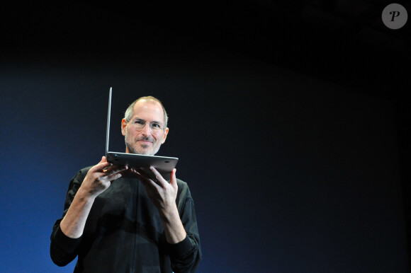 Steve Jobs avait tout juste la vingtaine lorsque Lisa est venue au monde.
Steve Jobs, directeur général d'Apple, dévoile un nouveau MacBook Air lors du salon Macworld 2008 à San Francisco, en Californie, le 15 janvier 2008. (Photo Koichi Mitsui/AFLO)