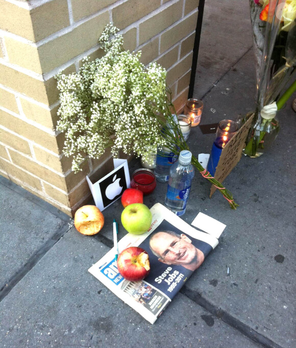 Memorial improvise devant l'Apple Store de la 14th Street en hommage à Steeve Jobs - dans les rues de New York.