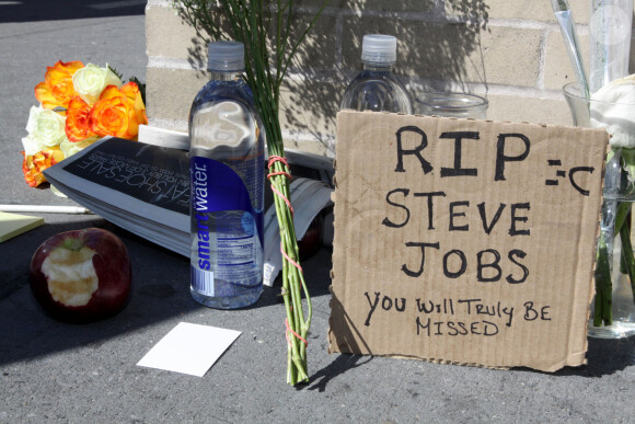 Les New-Yorkais ont improvisé de nombreux mémoriaux devant les Apple Stores, de New York pour rendre hommage à Steve Jobs. Des petits mots, des fleurs et même des pommes pour symboliser leur peine.