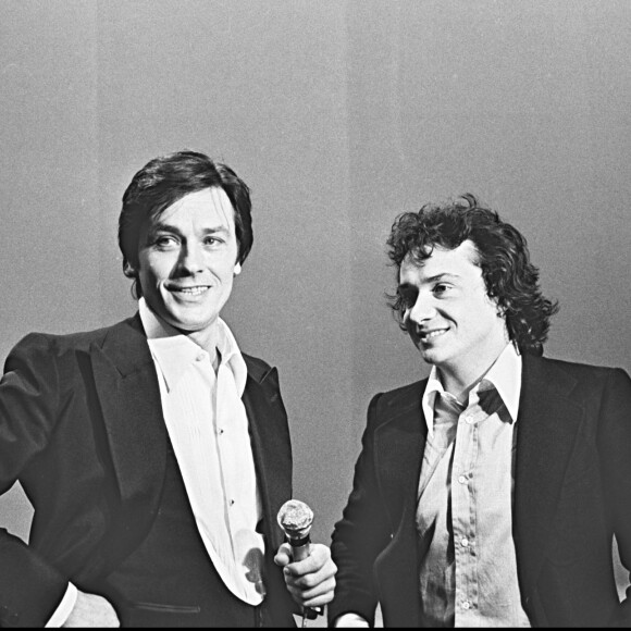 Plutôt très bien même 
Info - (Décès de l'acteur Alain Delon, à l'âge de 88 ans, dans la nuit du 17 au 18 août 2024) - Archives - Alain Delon et Michel Sardou lors de l'émission "Top à Michel Sardou"