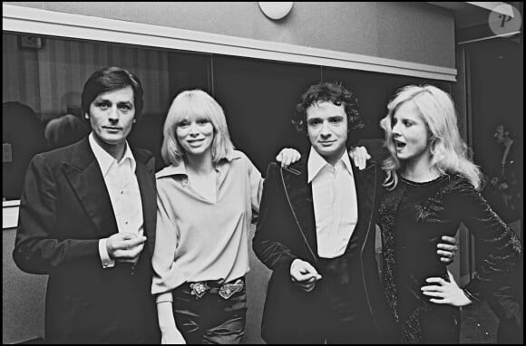 Archives - Alain Delon, Mireille Darc, Michel Sardou et Sylvie Vartan dans les coulisses de l'émission "Top à Michel Sardou".