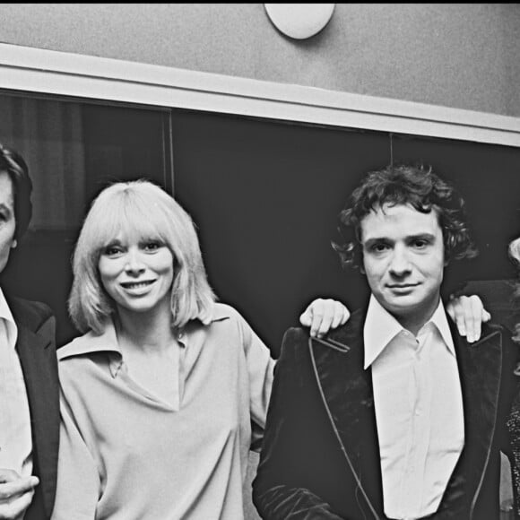 Archives - Alain Delon, Mireille Darc, Michel Sardou et Sylvie Vartan dans les coulisses de l'émission "Top à Michel Sardou".