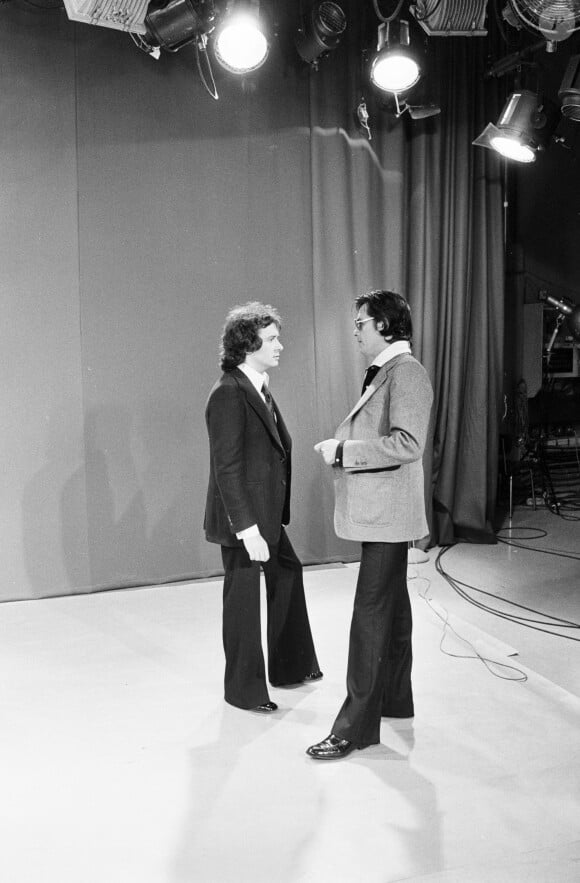 Archives - En France, à Paris, Michel SARDOU et Alain Delon le 29 septembre 1975.