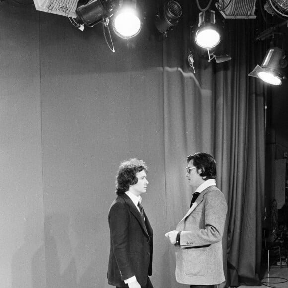 Archives - En France, à Paris, Michel SARDOU et Alain Delon le 29 septembre 1975.