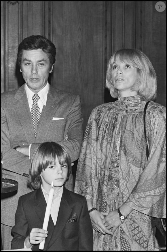 Info - (Décès de l'acteur Alain Delon, à l'âge de 88 ans, dans la nuit du 17 au 18 août 2024) - Archives - Romain Sardou lors de son baptème en présence de ses parents Babette et Michel Sardou, de son parrain Alain Delon et de Mireille Darc en 1982