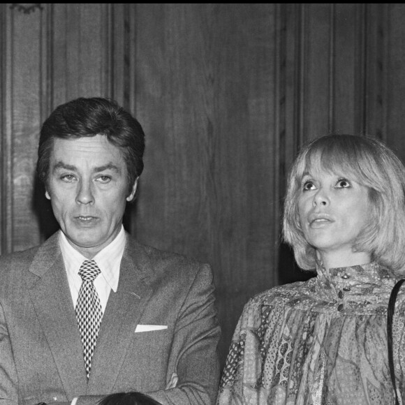 Info - (Décès de l'acteur Alain Delon, à l'âge de 88 ans, dans la nuit du 17 au 18 août 2024) - Archives - Romain Sardou lors de son baptème en présence de ses parents Babette et Michel Sardou, de son parrain Alain Delon et de Mireille Darc en 1982