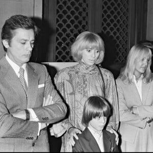 Puisque l'acteur était devenu le parrain de Romain, le fils du chanteur
Archives - Romain Sardou lors de son baptème en présence de ses parents Babette et Michel Sardou, de son parrain Alain Delon et de Mireille Darc en 1982